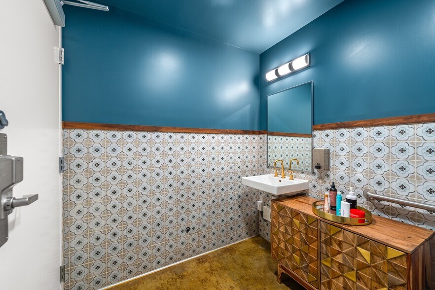 More Photos Of 2176 E Main St, Ventura General Retail For Sale