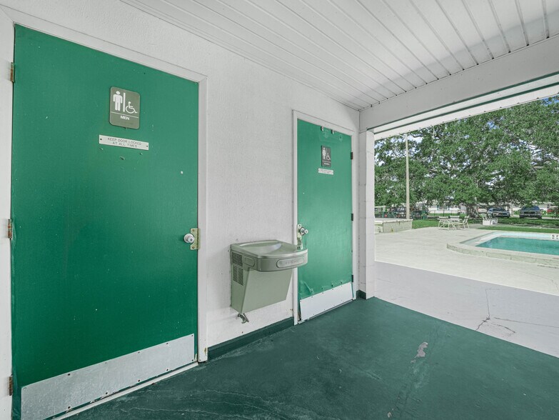 More Photos Of 601 Imperial blvd, Lakeland Specialty For Sale