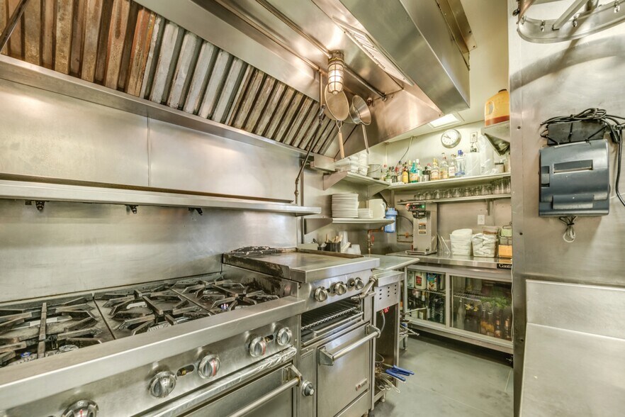 More Photos Of 1615 Bridgehampton, Sag Harbor Restaurant For Sale