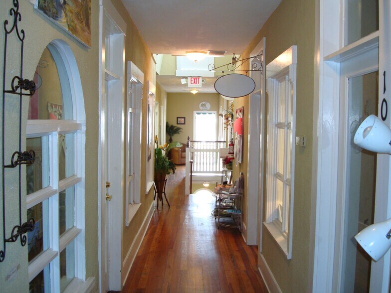 More Photos Of 438-442 N Donnelly St, Mount Dora Storefront For Lease