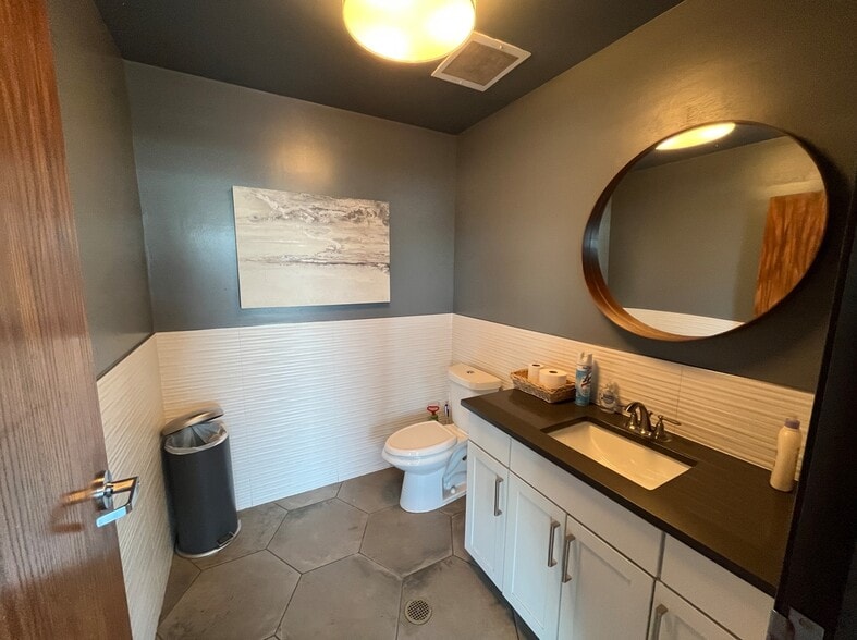 More Photos Of 1820-1880 W Evans Ave, Englewood Warehouse For Lease