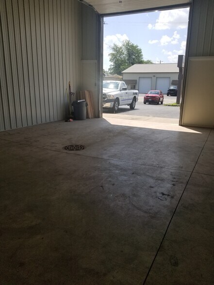 More Photos Of 3325 Louis Sherman Dr, Steger Industrial For Lease