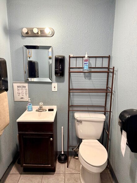 More Photos Of 5703 Kenwick St, San Antonio Warehouse For Lease