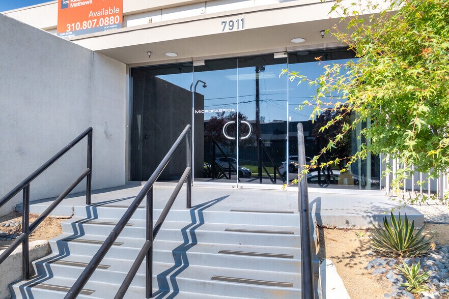 More Photos Of 7911-7913 Haskell Ave, Van Nuys Light Manufacturing For Lease