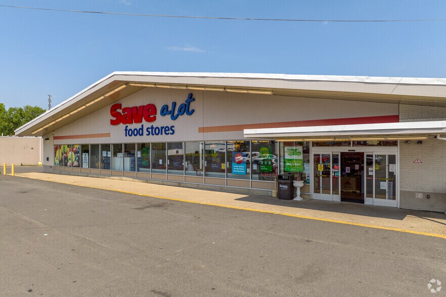 More Photos Of 545 W Broad St, Paulsboro Storefront For Sale