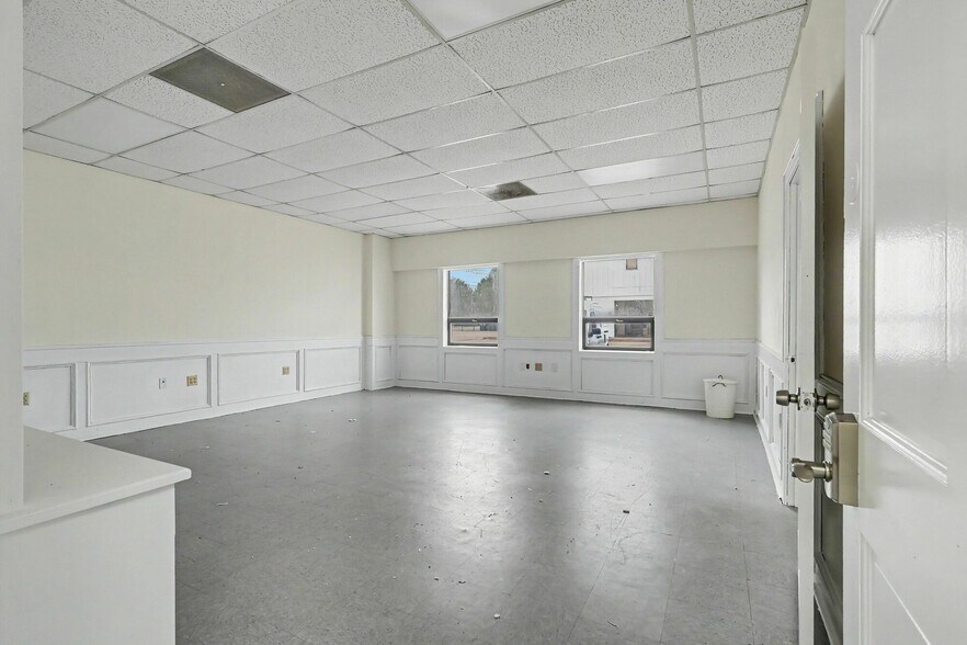 More Photos Of 1445 Cleveland Ave, East Point Showroom For Sale