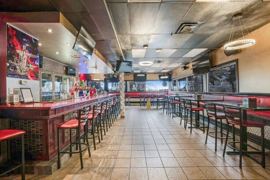 More Photos Of 231 St Paul St W, St Catharines General Retail For Sale