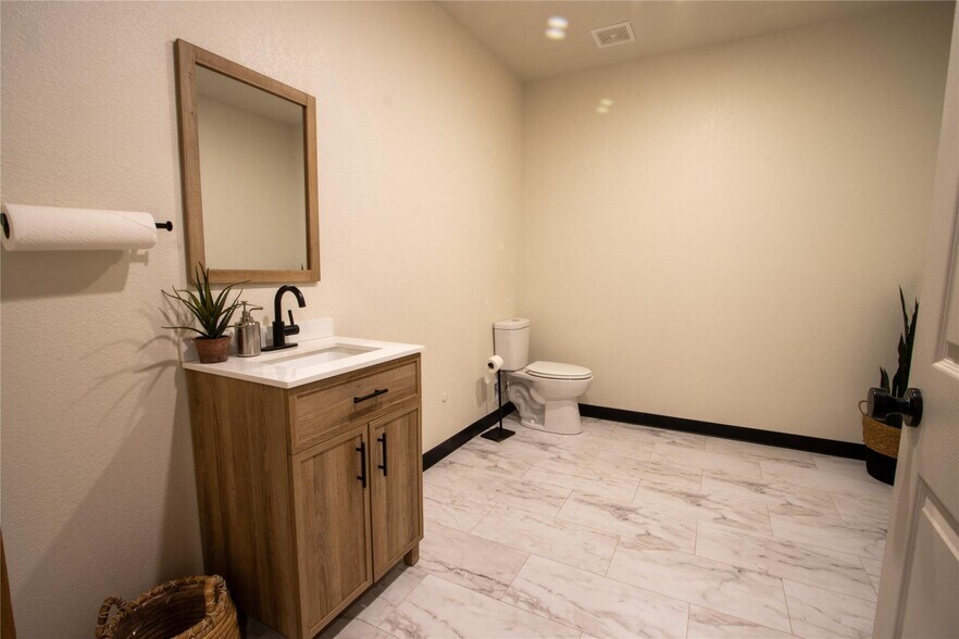 More Photos Of 7206 S FM 51, Boyd Veterinarian Kennel For Sale