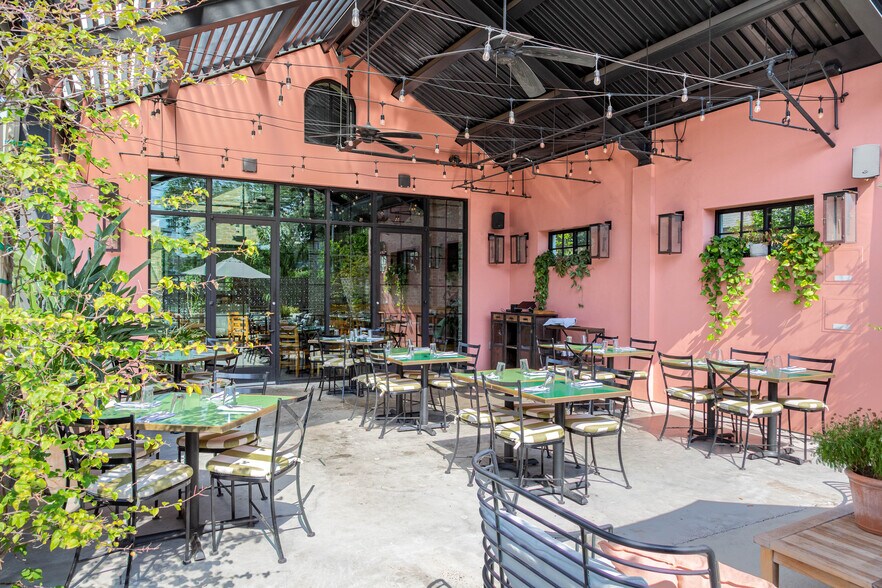 More Photos Of 2032-2050 Dunlavy St, Houston Restaurant For Sale