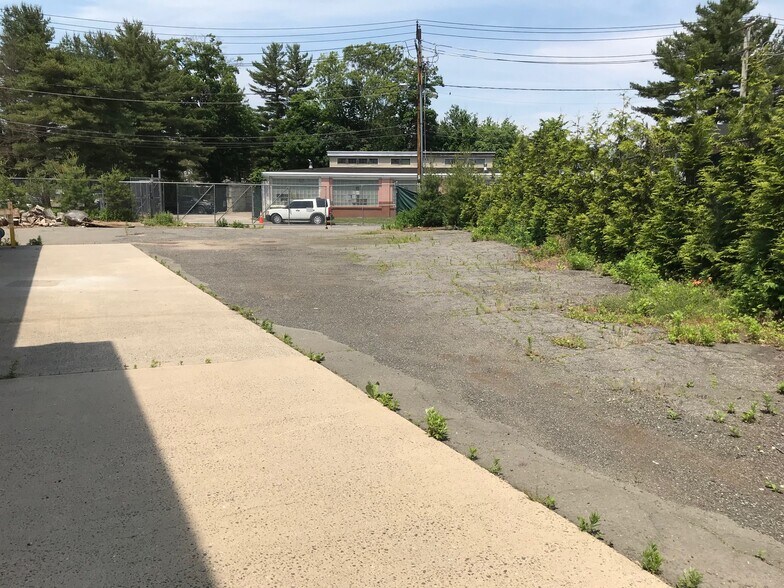 More Photos Of 8 Merritt Pl, Norwalk Warehouse For Lease