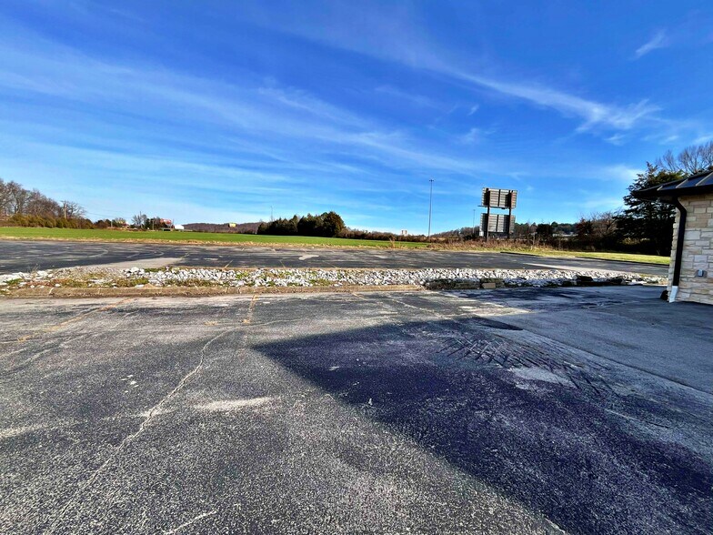 More Photos Of 1391 Murrays Chapel Rd, Sweetwater Showroom For Sale