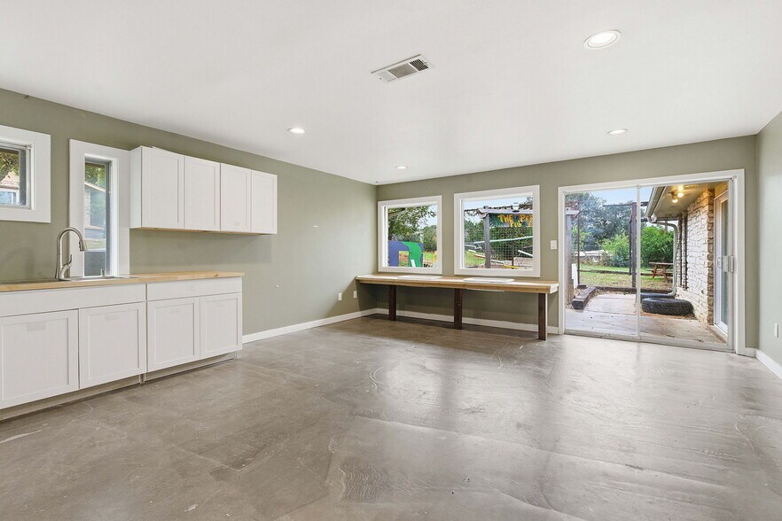 More Photos Of 13617 Fitzhugh Rd, Austin Showroom For Lease