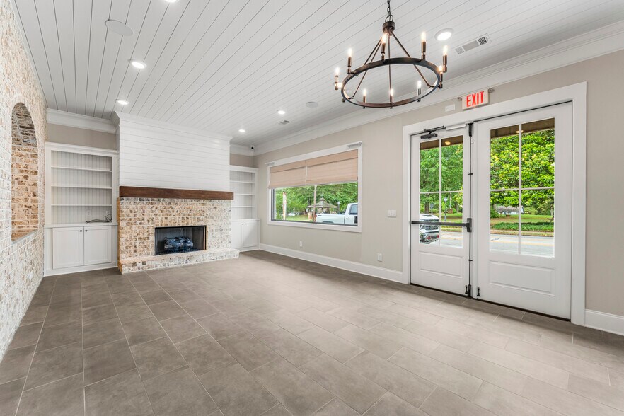 More Photos Of 102 S College St, Hamilton Flex For Sale