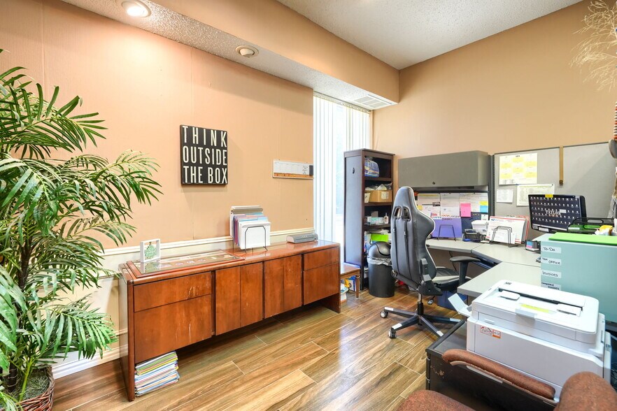 More Photos Of 6812 Avenue K, Plano Flex For Lease