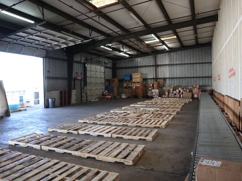 More Photos Of 572-2 Appleyard Dr, Tallahassee Warehouse For Lease