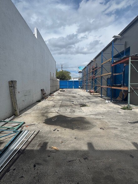 More Photos Of 5280 NW 77th Ct, Doral Warehouse For Lease