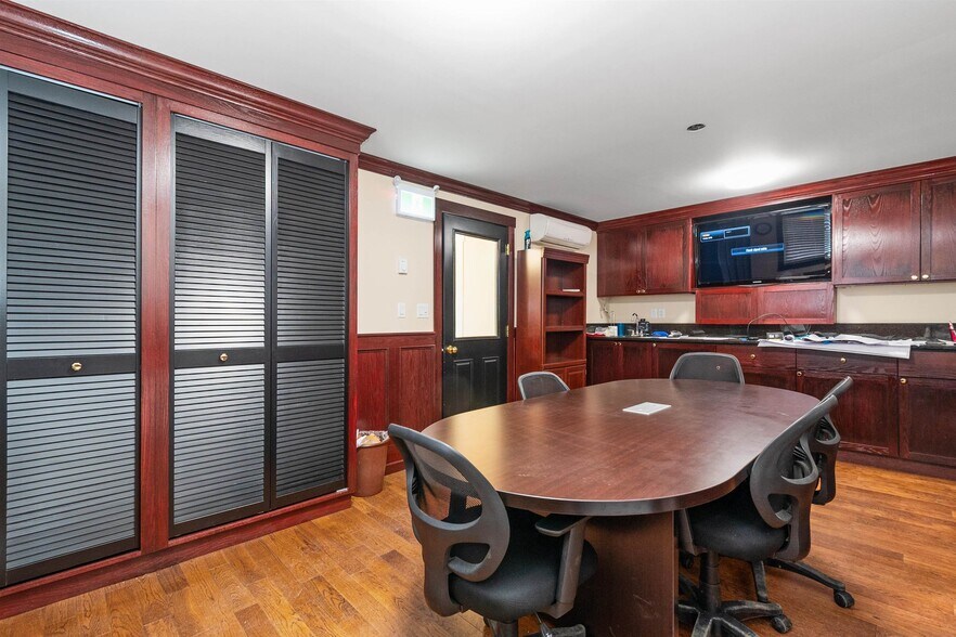 More Photos Of 2253-2265B W Railway St, Abbotsford Warehouse For Lease