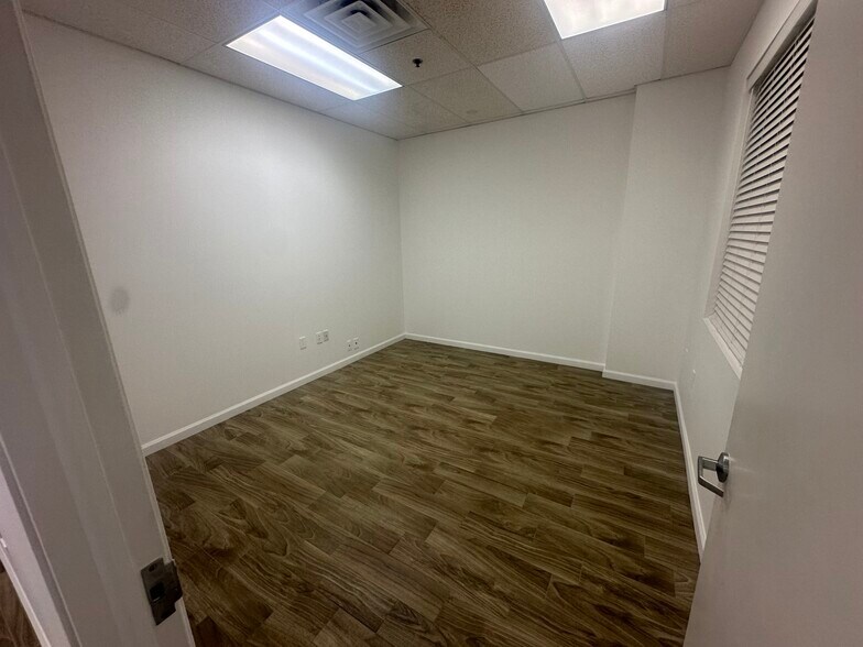 More Photos Of 585 NW Mercantile Pl, Port Saint Lucie Light Manufacturing For Sale