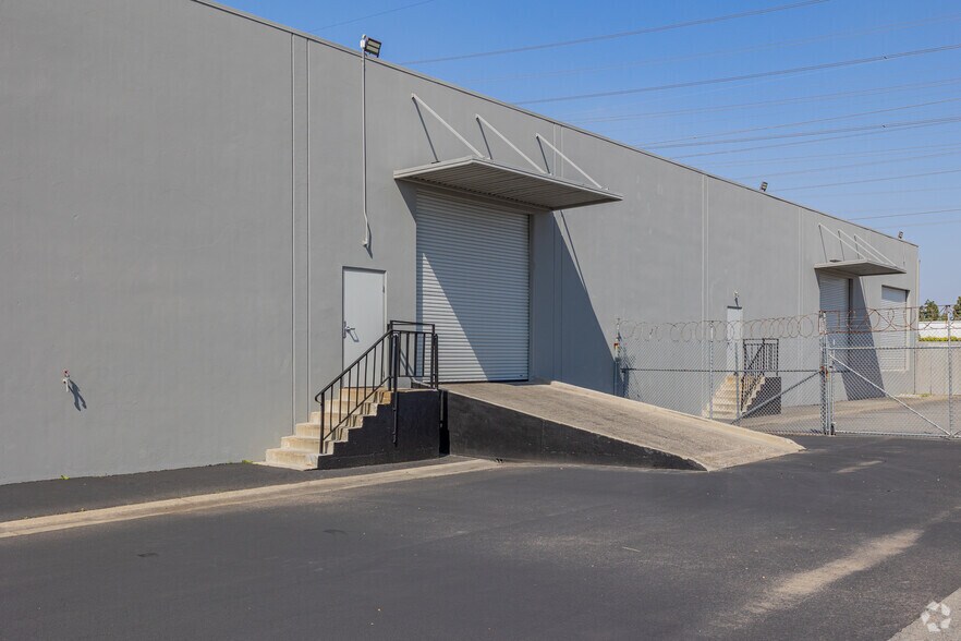 More Photos Of 1543 S State College Blvd, Anaheim Warehouse For Lease