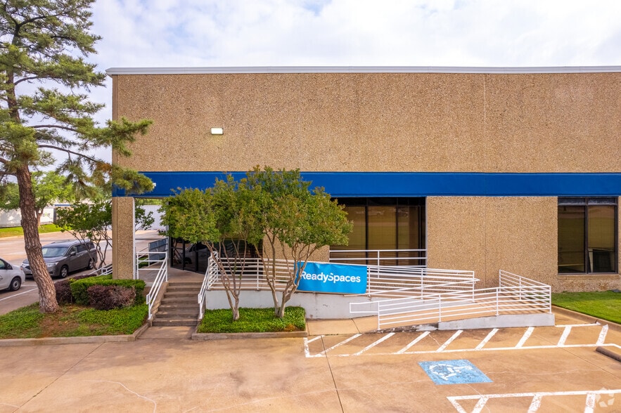 More Photos Of 11410-11420 Mathis Ave, Farmers Branch Distribution For Lease