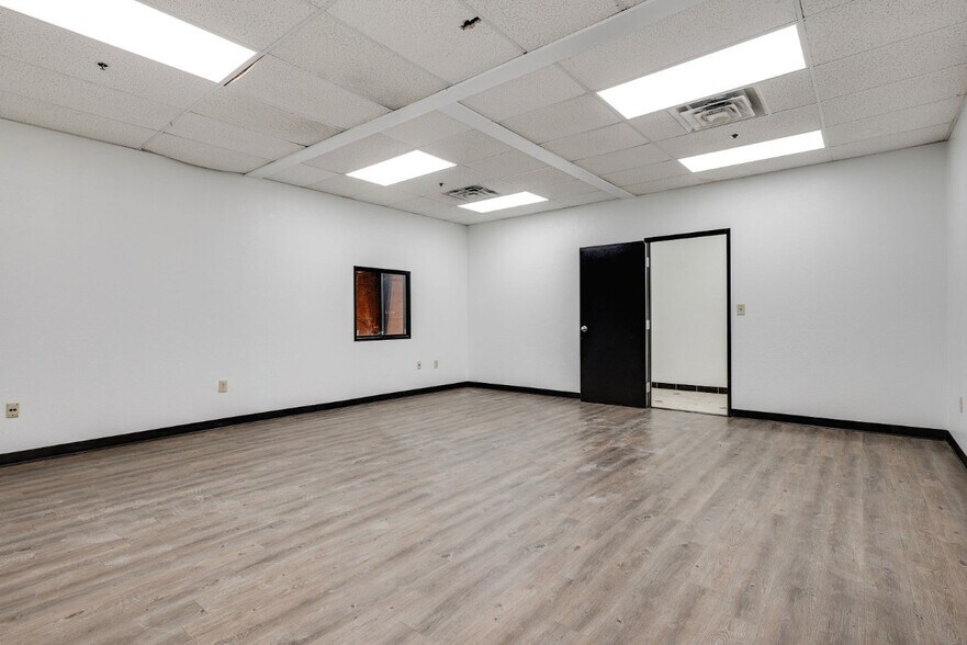 More Photos Of 740 Regal Row, Dallas Warehouse For Lease