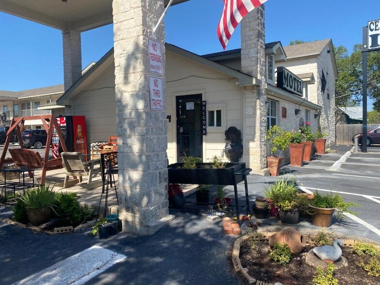More Photos Of 352 E Vaughan St, Bertram Hotel For Sale