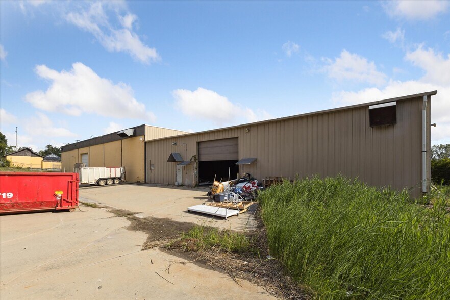 More Photos Of 211 Lee St, Saginaw Manufacturing For Sale