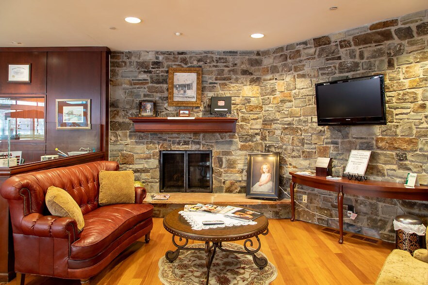 More Photos Of 700 E Main St, Anoka Freestanding For Lease