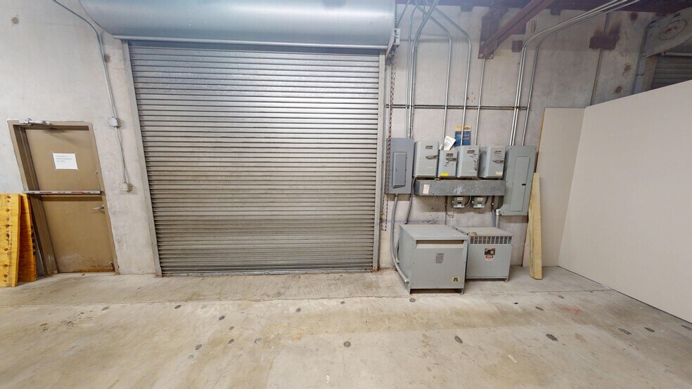 More Photos Of 9776 Whithorn Dr, Houston Showroom For Lease