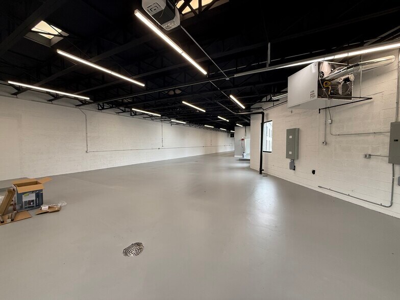 More Photos Of 1510 E Truman Rd, Kansas City Flex For Lease