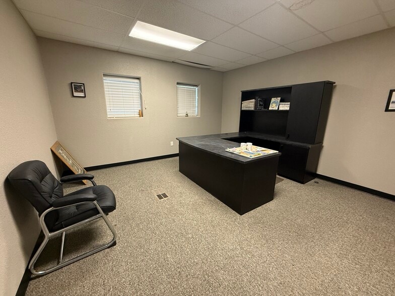 More Photos Of 1001 Berryville St, El Paso Warehouse For Sale