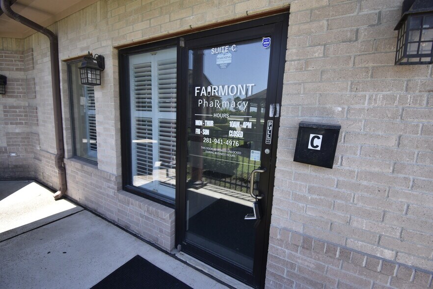 More Photos Of 10407 W Fairmont Pky, La Porte Medical For Lease