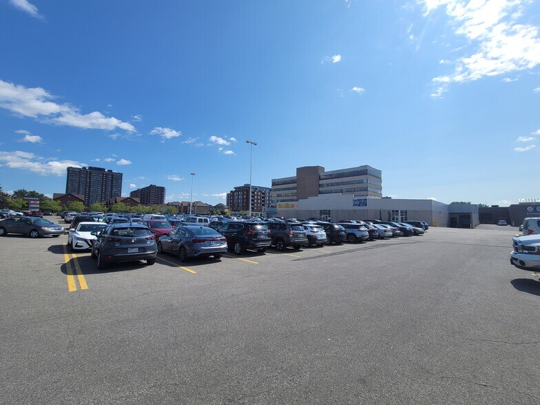 More Photos Of 5800 Boul Cavendish, Cote-St-Luc Unknown For Lease