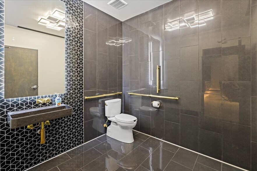 More Photos Of 6421-6517 W Ustick Rd, Boise Freestanding For Sale