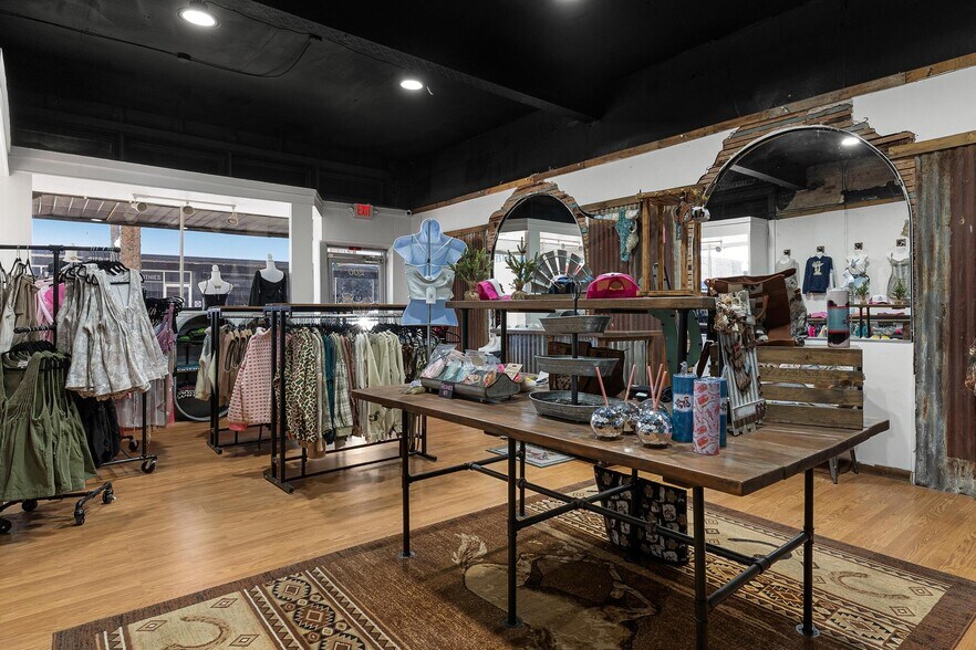 More Photos Of 200 W Main St, Leesburg Storefront Retail Residential For Lease