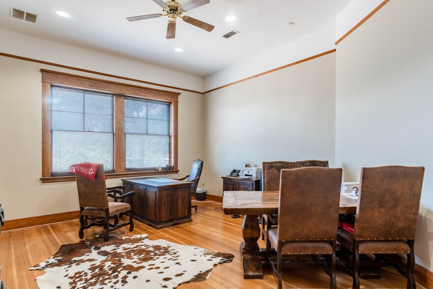 More Photos Of 131 E Exchange Ave, Fort Worth Office Residential For Lease