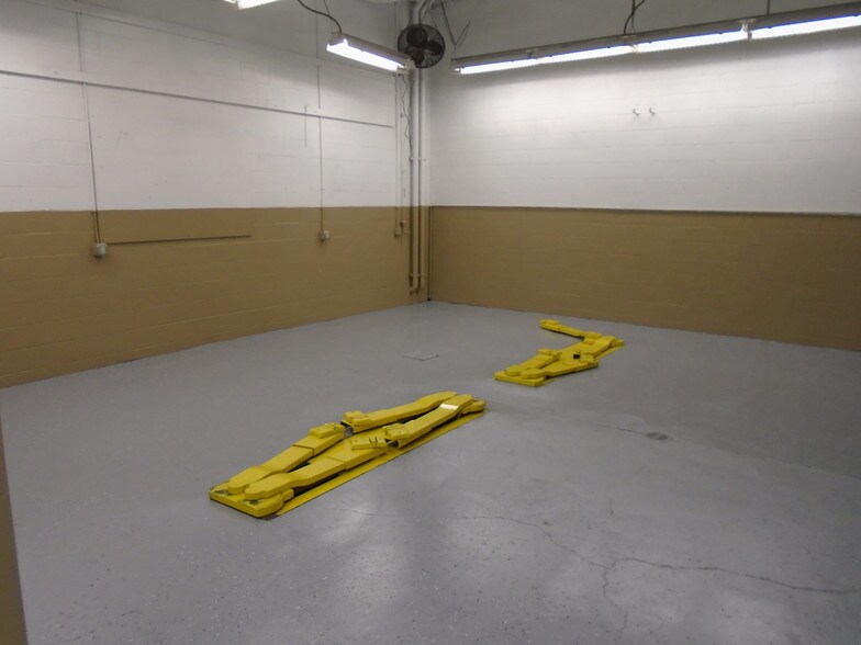 More Photos Of 202 E Palmdale Blvd, Palmdale Auto Repair For Lease