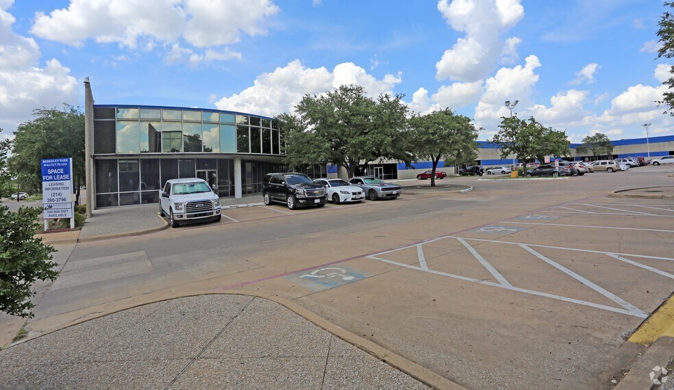 Primary Photo Of 11034 Shady Trl, Dallas Showroom For Lease