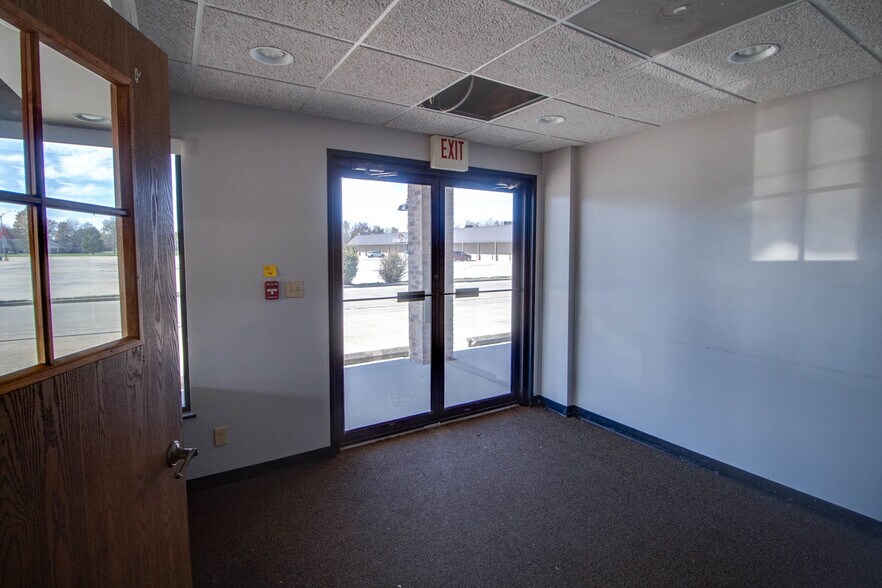 More Photos Of 201 McCausland St, Carlinville General Retail For Sale