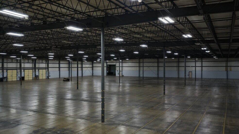 More Photos Of 2602 W Randolph St, Vandalia Distribution For Lease