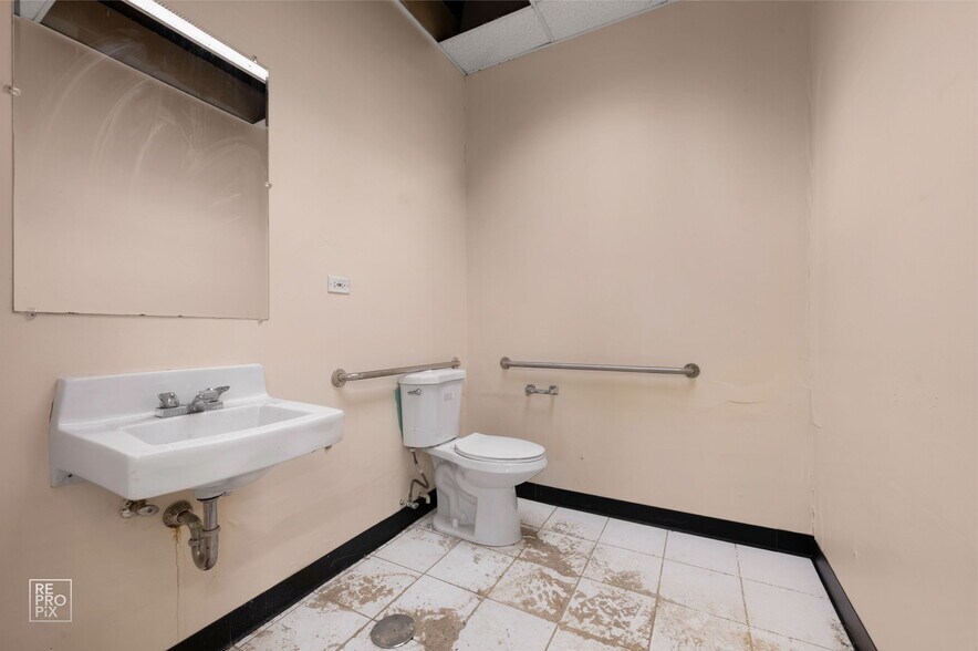 More Photos Of 2001-2003 W 79th St, Chicago Storefront For Lease