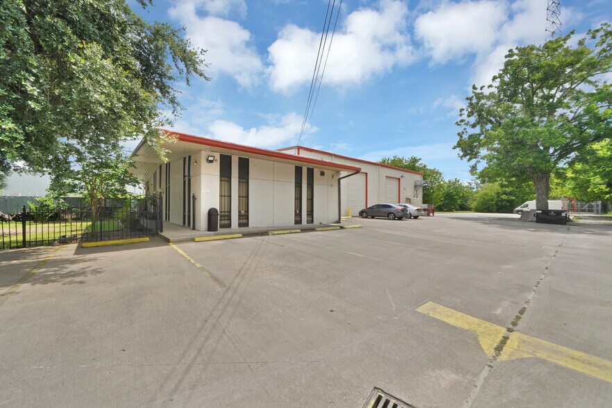More Photos Of 1313 Cedar Post Ln, Houston Warehouse For Sale