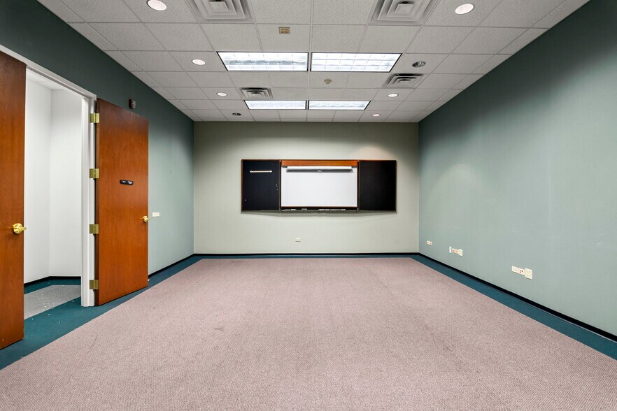More Photos Of 15 SW Old State Capitol Plz, Springfield Office For Sale
