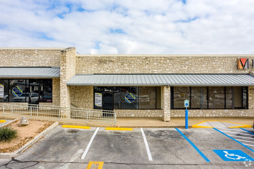 More Photos Of 2929-2951 Thousand Oaks Dr, San Antonio Storefront For Lease