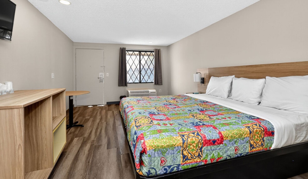 More Photos Of 1149 Oakes Rd, Racine Hotel For Sale