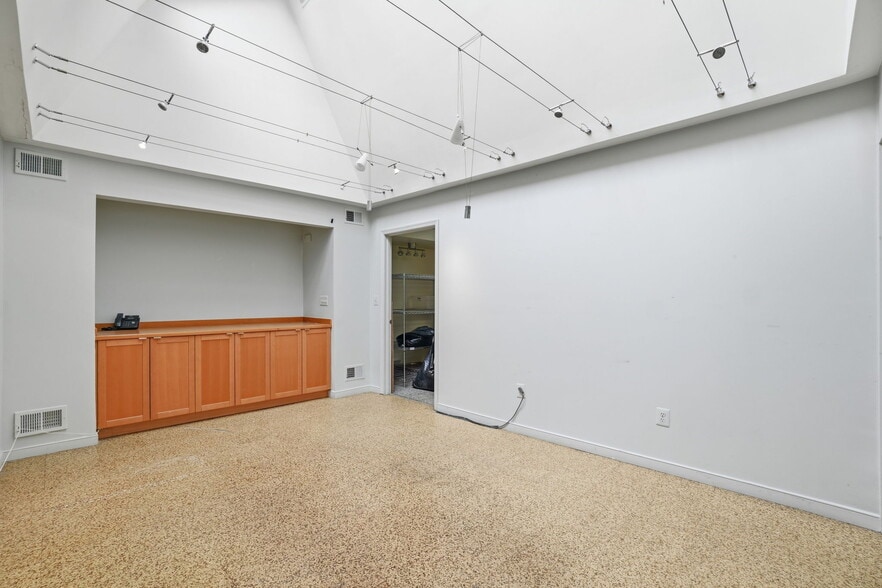 More Photos Of 901 2nd St NE, Washington Office For Sale