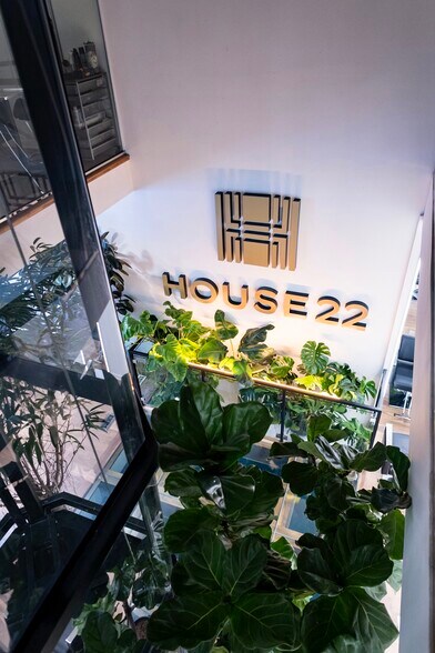 More Photos Of 22 E Elm St, Chicago Storefront Retail Office For Sale