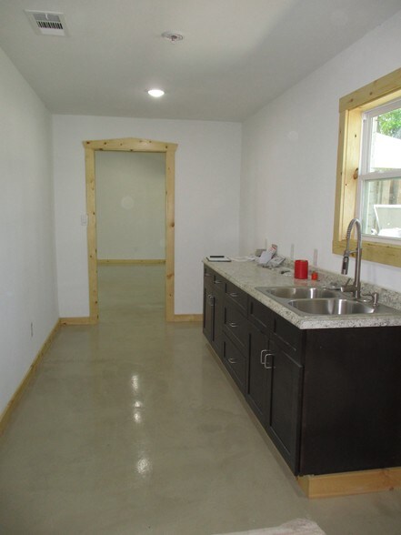 More Photos Of 12724 Lowden Ln, Manchaca Office Residential For Lease