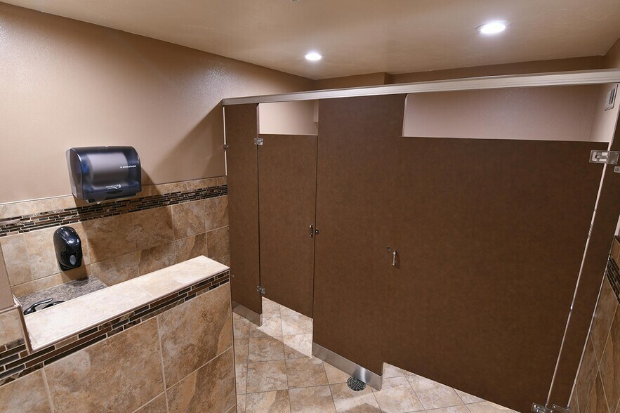 More Photos Of 239 Main St, Shelby Bar For Sale