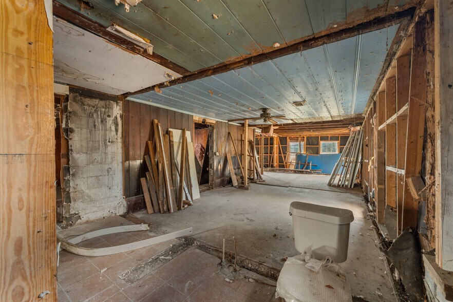 More Photos Of 7736 Westpoint Rd, West Point Freestanding For Sale